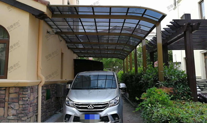 別（bié）墅院子的停車棚.jpg