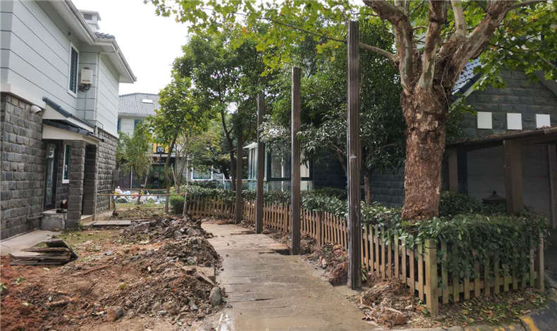 預埋車棚雨棚立柱，嚴格執行標準（zhǔn）