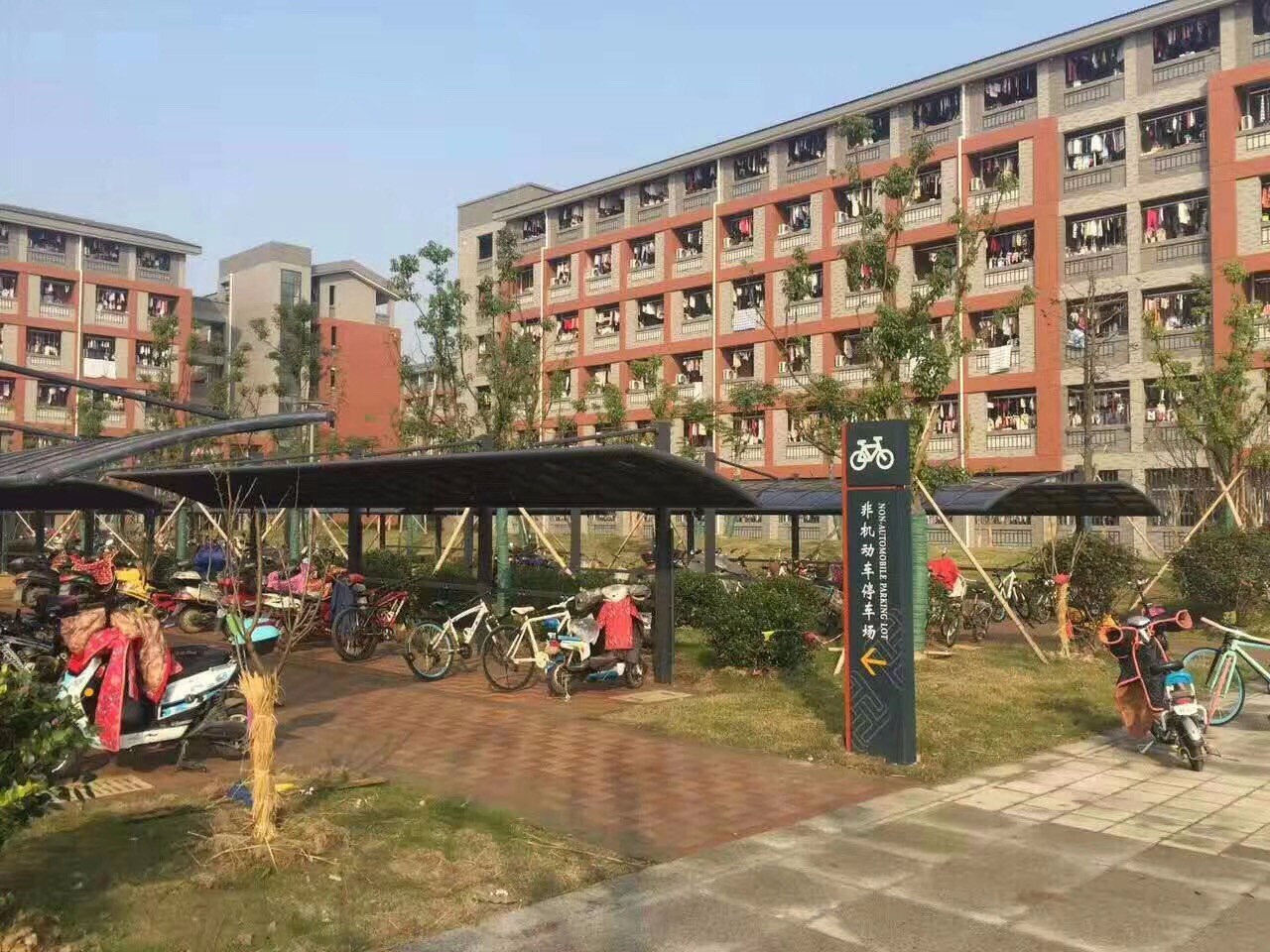 小（xiǎo）區建停（tíng）車棚，綠化用地和車棚的占地起了衝（chōng）突。