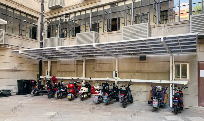 還在擔心電動車停（tíng）在外麵充（chōng）電不（bú）安（ān）全？看看這個小區的充電（diàn）車棚（péng）