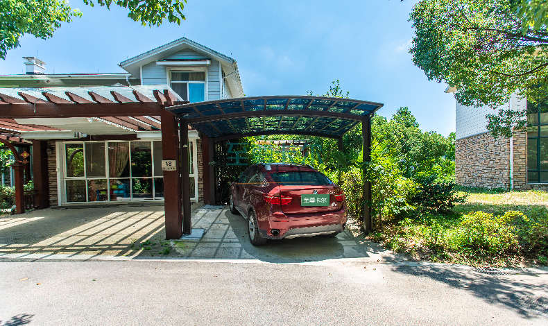 奔著“高級感”搭建的車棚，不成想，最後被專業和技術圈了粉